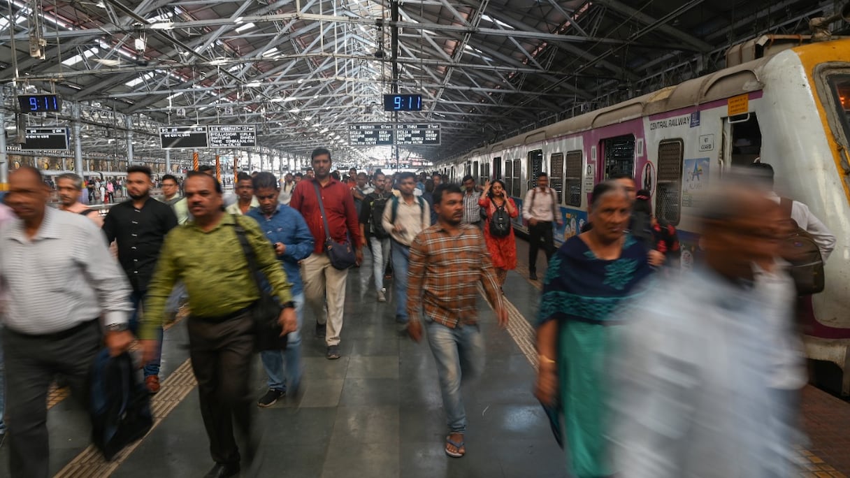 Terminus d'un train de banlieue, gare de Chhatrapati Shivaji Maharaj, Bombay. L'Inde devrait connaître une explosion de sa population urbaine dans les décennies à venir, mais ses villes ne peuvent déjà pas y faire face et le changement climatique rendra les conditions de vie encore plus difficiles.