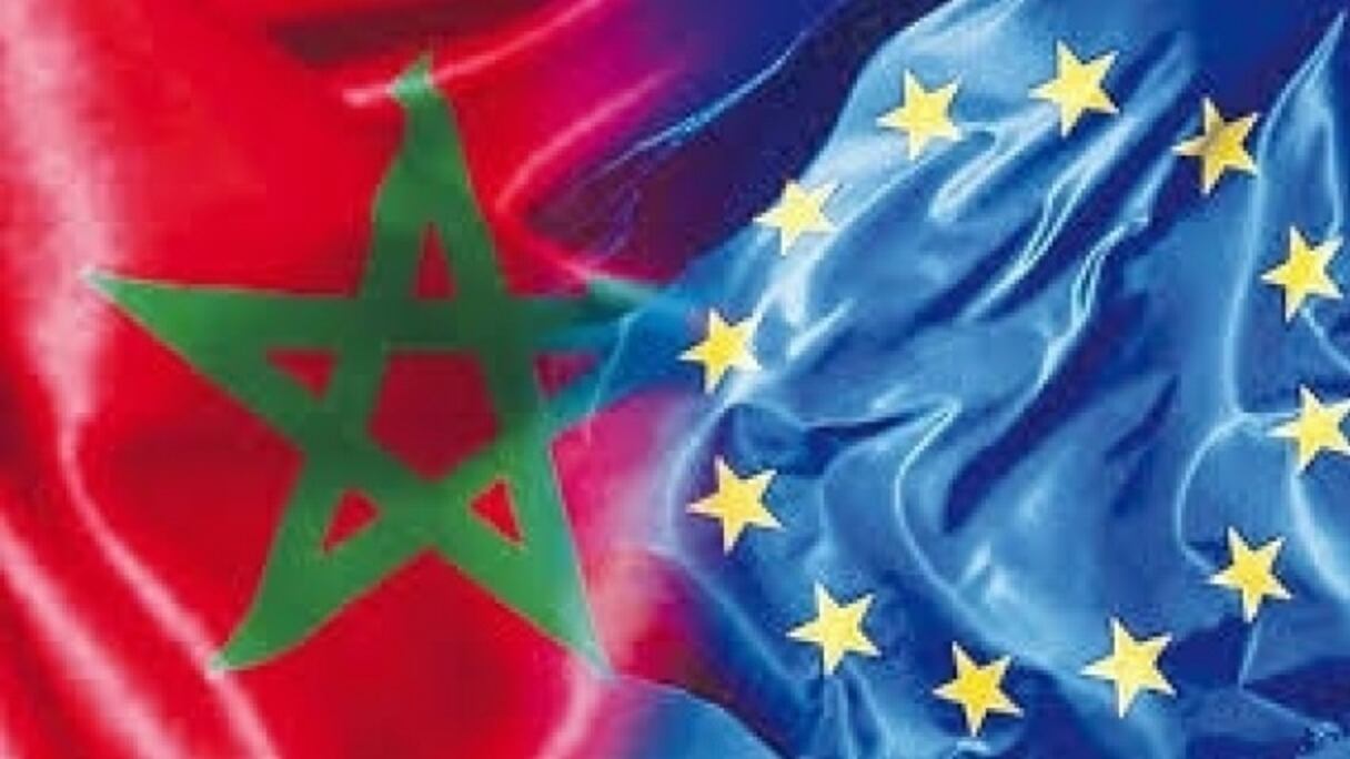 Les drapeaux du Maroc et de l'Union européennes.
