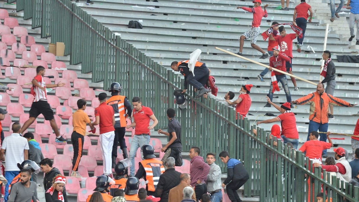 Le hooliganisme a encore frappé lors du 119e derby opposant le Wydad au Raja, le 20 décembre dernier. Dès la fin de la rencontre, les actes de violences et de vandalismes se sont multipliés. Les 4.000 agents de police déployés pour l’occasion n’ont pas réussi à calmer les ardeurs. Résultat, 15 policiers ont été blessés et plusieurs hooligans ont écopé des peines de prison.