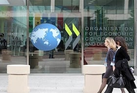 Entrée principale du centre de conférence au siège de l’OCDE à Paris.