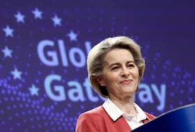 La présidente de la Commission européenne, Ursula von der Leyen, lors d'une conférence sur le Global Gateway au siège de l'UE à Bruxelles