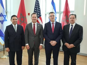Le ministre marocain des Affaires étrangères Nasser Bourita, l'ambassadeur des États-Unis auprès de l'ONU Mike Waltz, le ministre israélien des Affaires étrangères Gideon Sa'ar et l’ambassadeur des Etats-Unis au Maroc, Duke Buchan III.