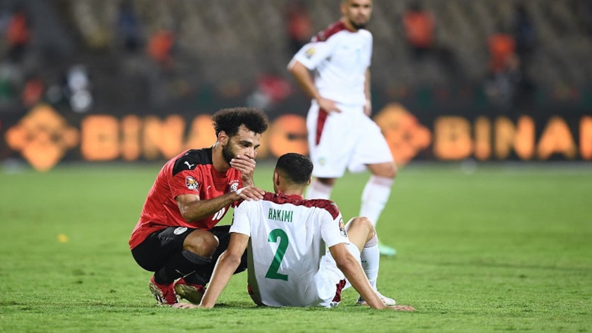 Mohamed Salah et Achraf Hakimi, à l'issue du match Maroc-Egypte, dimanche 30 janvier 2022.