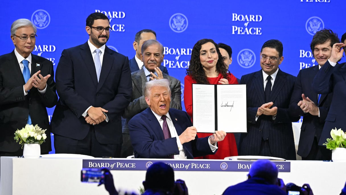 Lors de la signature de la Charte constitutive du Conseil de Paix.