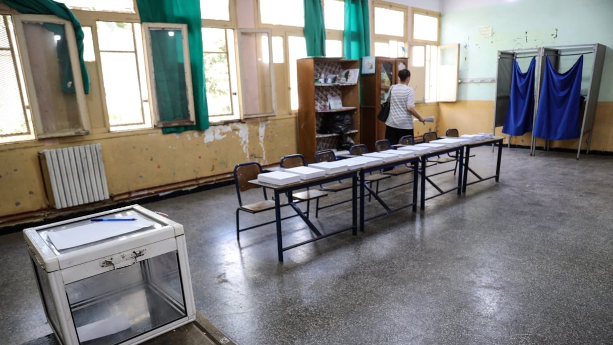 Un bureau de vote quasi-désert en Algérie, le 2 juillet 2026.
