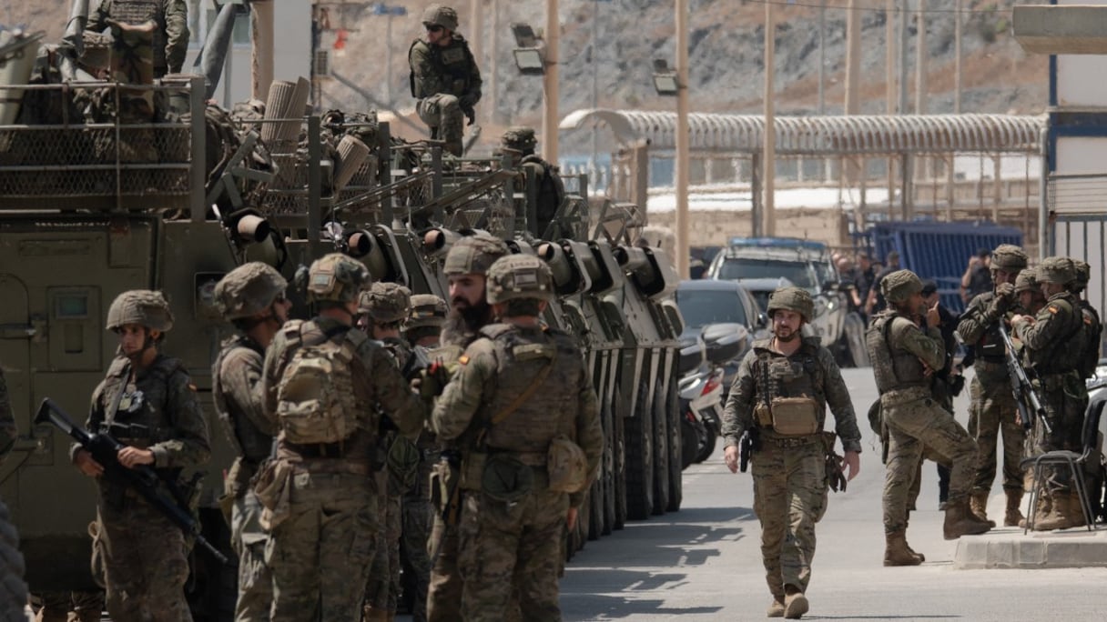 Des soldats espagnols déployés le long de la séparation entre Fnideq et Sebta.