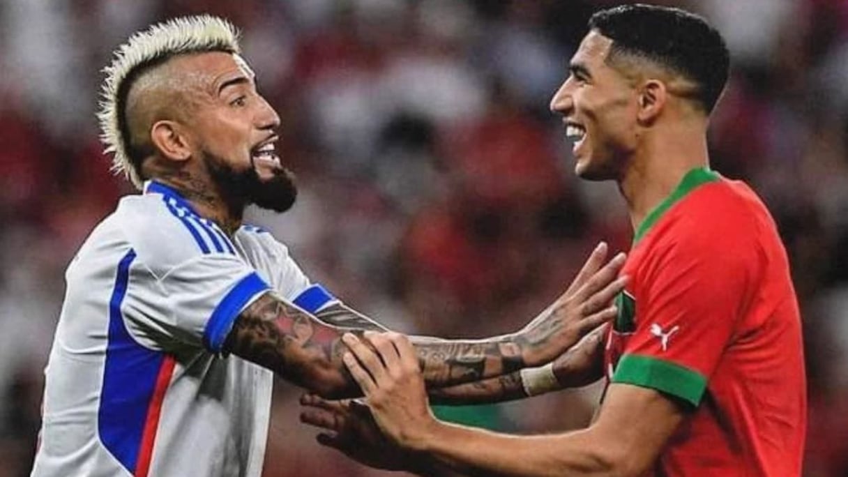 Arturo Vidal et Achraf Hakimi lors du match Maroc-Chili, vendredi 23 septembre 2022 à Barcelone.