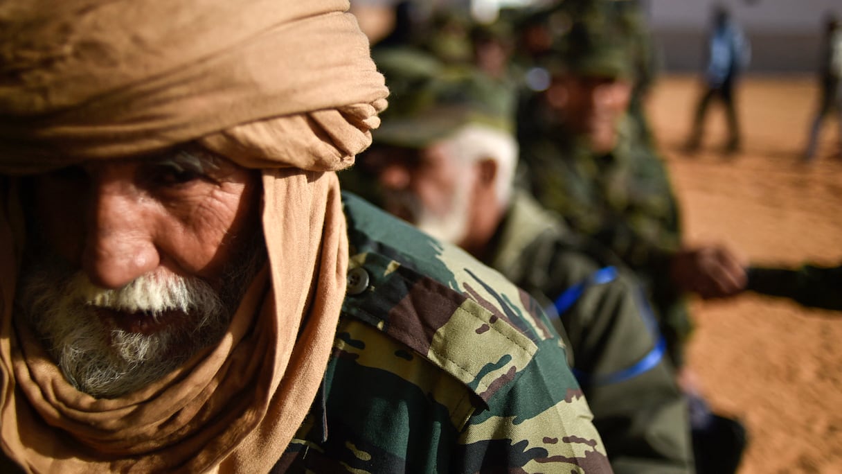 Des miliciens du Polisario lors d'un rassemblement à Tindouf, en territoire algérien.