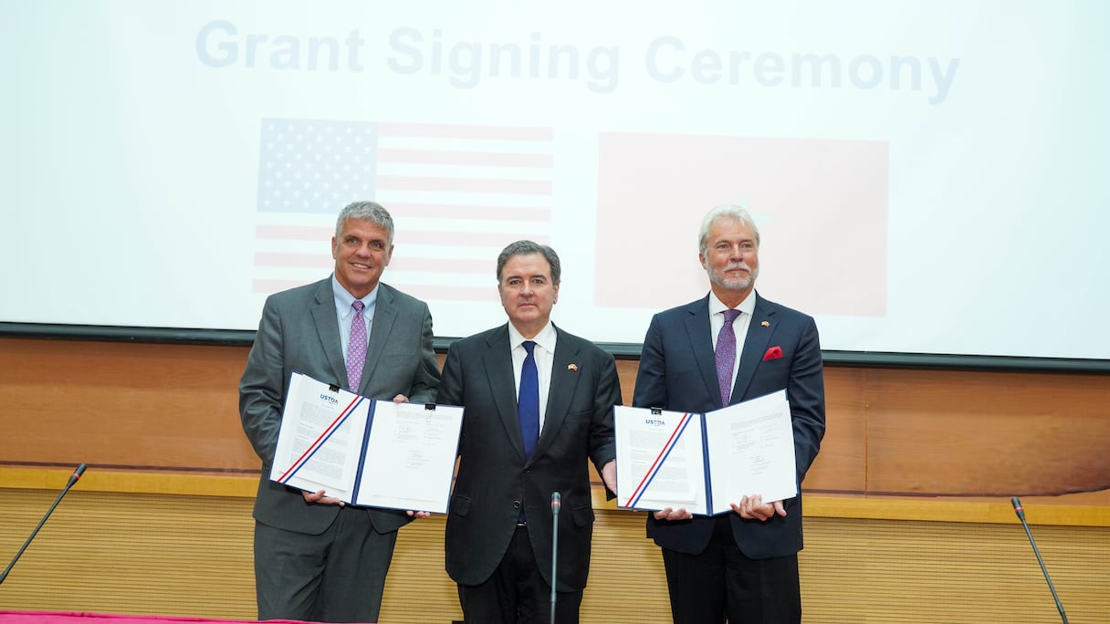 Lors de la signature de l'accord. Au centre, l'ambassadeur des Etats-Unis au Maroc, Duke Buchan III.