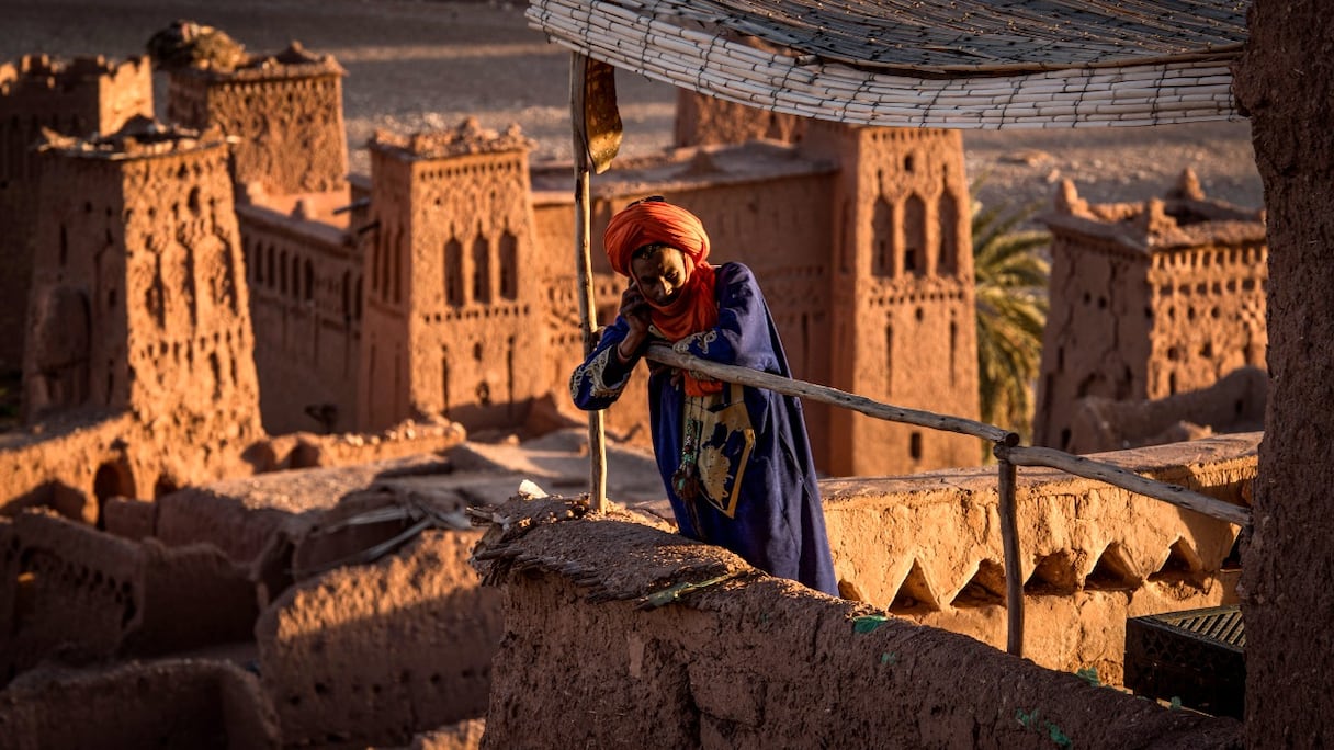 Un homme se tient au sommet de la Kasbah d'Aït Ben Haddou, où des scènes de la série télévisée à succès HBO «Game of Thrones» ont été filmées, à environ 32 kilomètres au nord-ouest de Ouarzazate, le 27 janvier 2020.