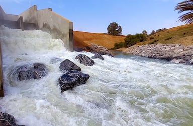 Les eaux de l'Oued Sebou se déversant dans le barrage de Sidi Mohammed Ben Abdellah de Rabat.