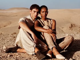 La collection Printemps-Eté 2026 d'Emporio Armani photographiée au Maroc.