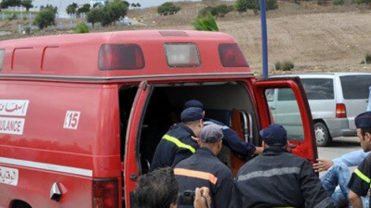 Intervention des services d'urgence après un accident de la route.