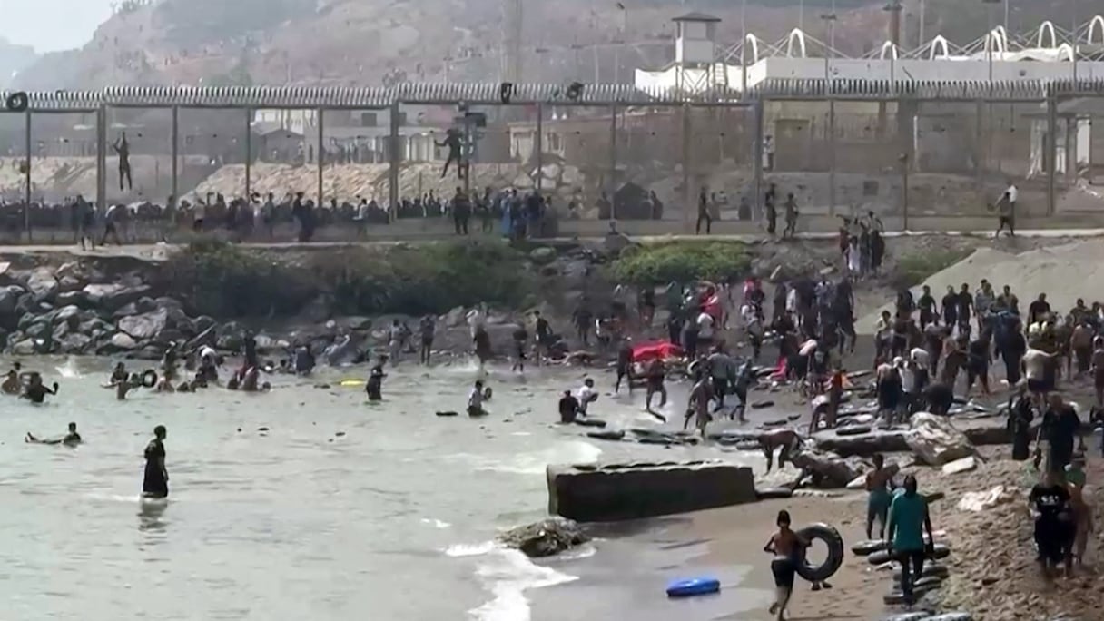 Une capture d'écran de migrants atteignant Sebta à la nage.