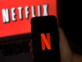 Un écran d'ordinateur et un téléphone portable affichent le logo Netflix le 31 mars 2020 à Arlington, en Virginie.