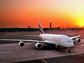 Dans le duel qui a opposé les deux grands de l'aviation mondiale, le français Airbus n'a pas lésiné sur les moyens et a sorti son dernier bijou, le A380, qui a d'ailleurs séduit la compagnie émiratie Emirates. Celle-ci lui a commandé 90 appareils dont 38 sont en ligne