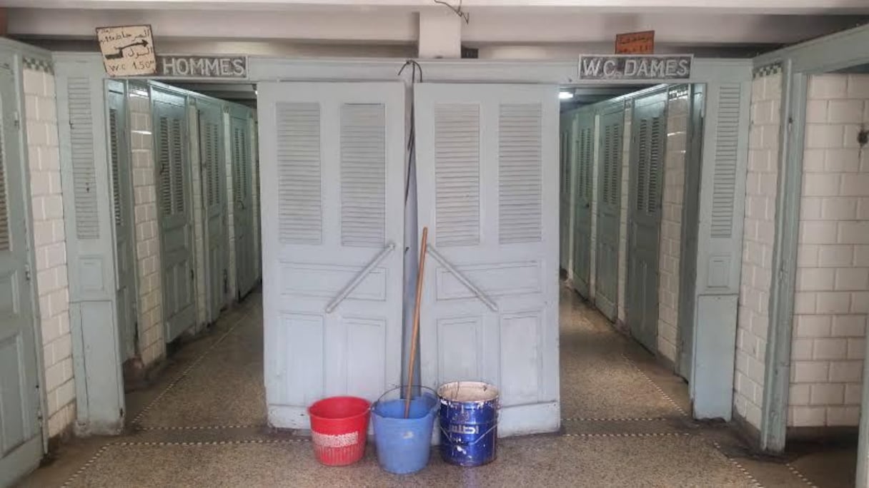 مرحاض عمومي بمنطقة باب مراكش بالمدينة القديمة